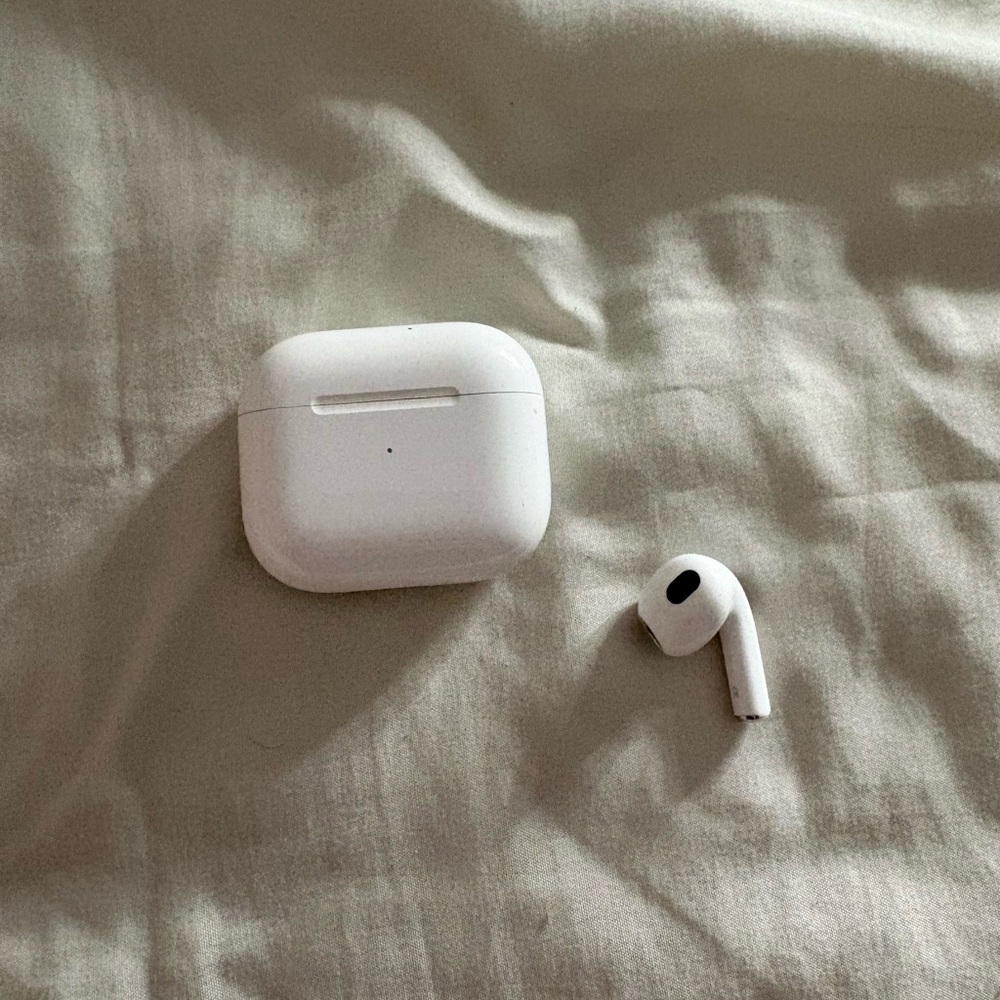 Apple Air Pods 3rd ONLY WITH CASE AND RIGHT EARBUD